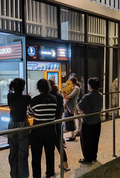 Lo stile francese per i distributori automatici di tè al latte vince i clienti