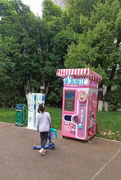 Distributore automatico di gelato in un grande centro commerciale